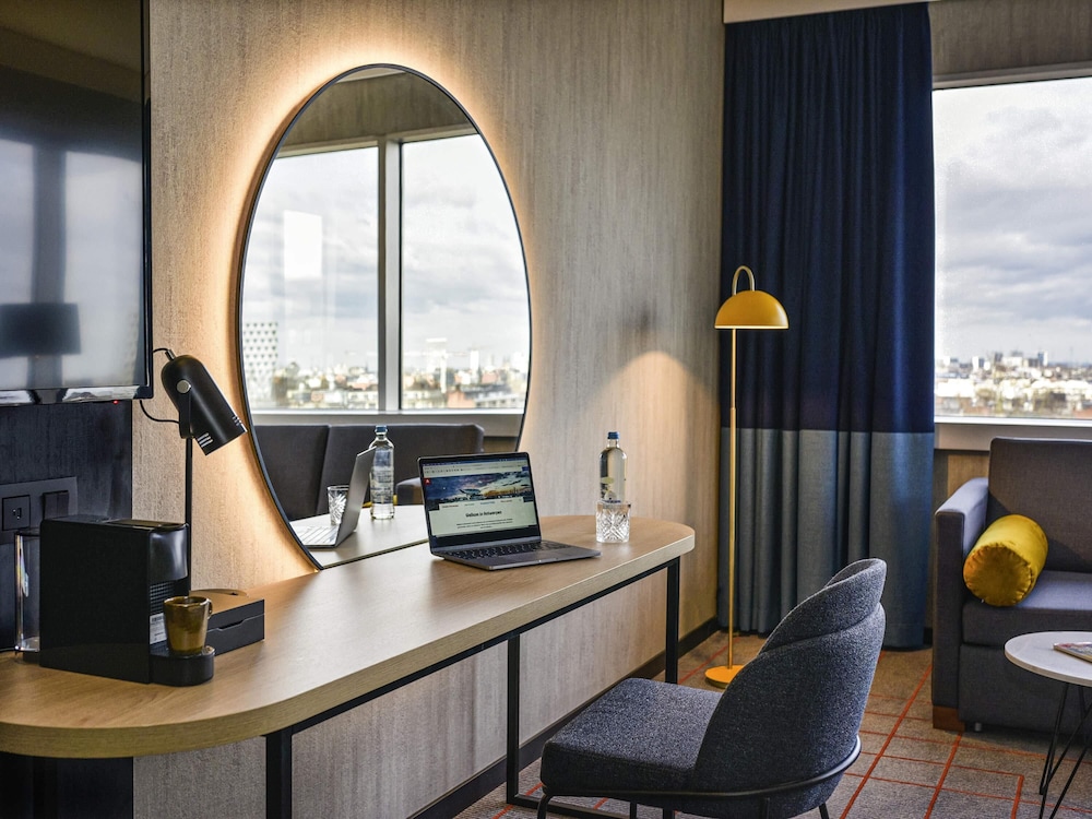 Habitación Privilegio con 1 cama King Size con vistas al parque del hotel Mercure Antwerp City South. Foto 4