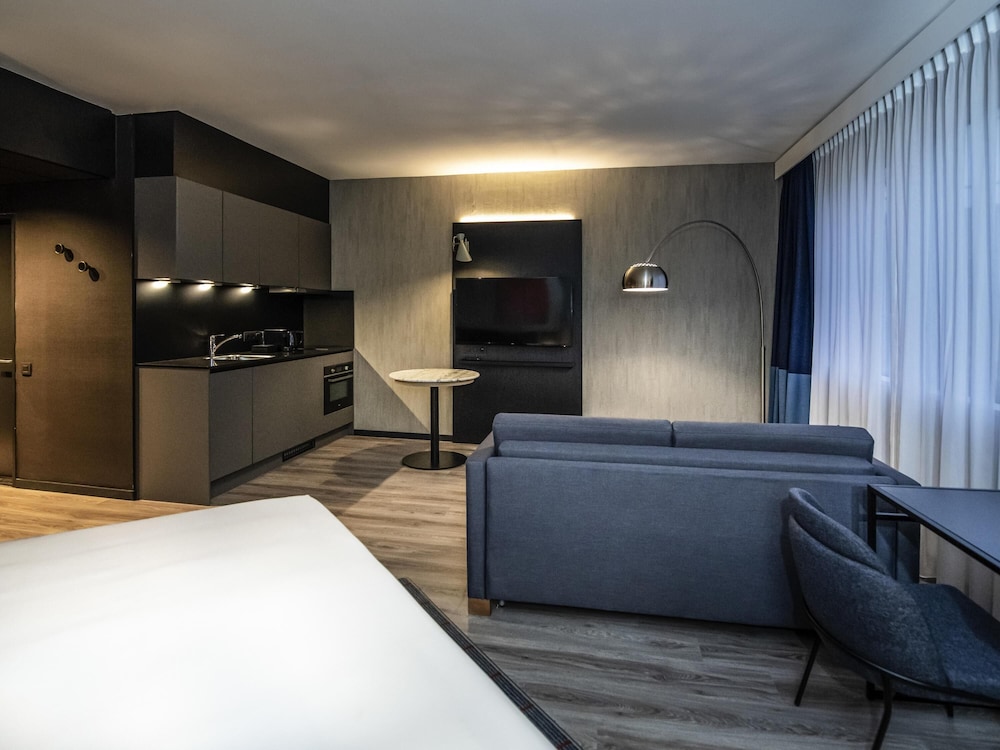 Estudio Superior con 1 cama King Size y 1 sofá del hotel Mercure Antwerp City South. Foto 1