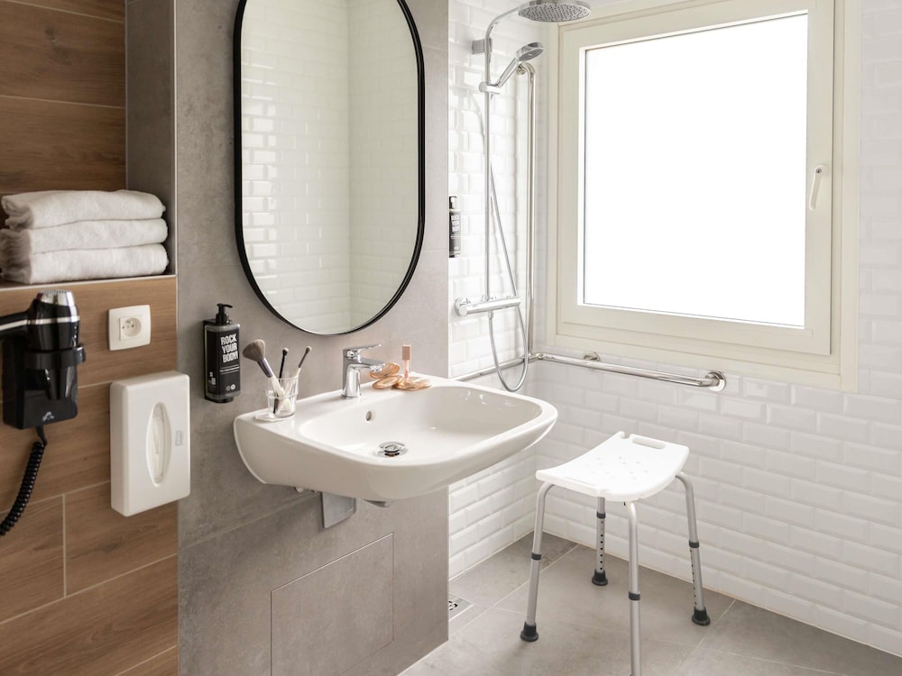 Habitación con cama doble para 1 ó 2 personas equipada con la nueva cama de ibis del hotel Ibis Antwerpen Centrum
