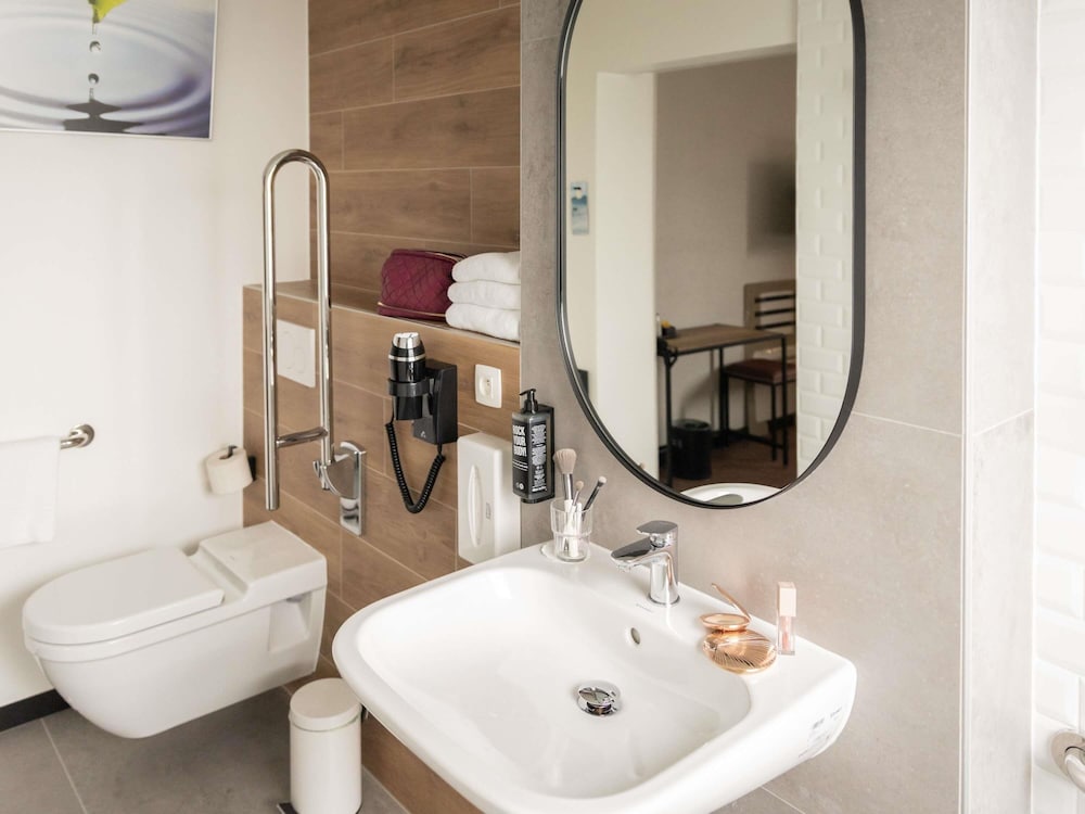 Habitación con cama doble para 1 ó 2 personas equipada con la nueva cama de ibis del hotel Ibis Antwerpen Centrum. Foto 1