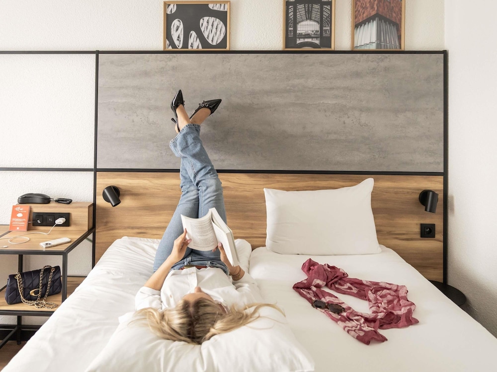 Habitación con dos camas individuales, equipada con las nuevas camas de ibis del hotel Ibis Antwerpen Centrum