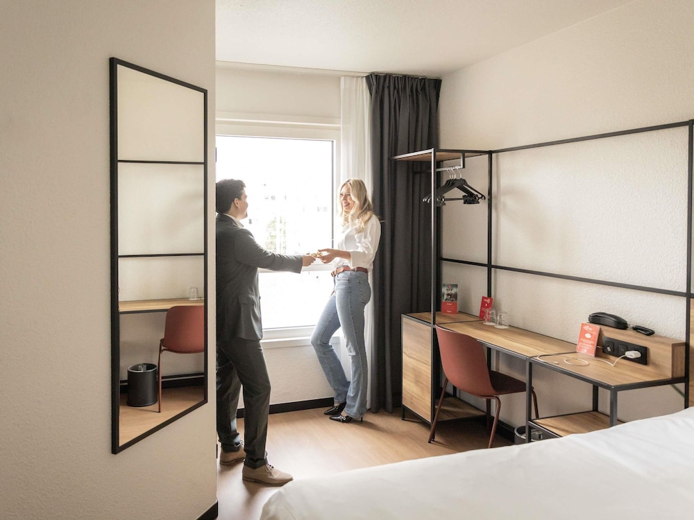 Habitación con cama doble para 1 ó 2 personas equipada con la nueva cama de ibis del hotel Ibis Antwerpen Centrum. Foto 7