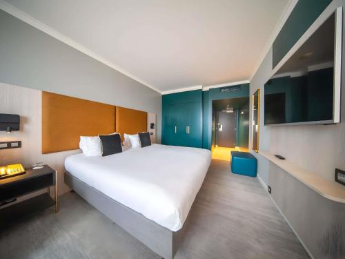 Habitación Superior con 1 cama King Size y sofá, vistas a la ciudad del hotel Maek Hotel Antwerp Central - Handwritten Collection. Foto 1