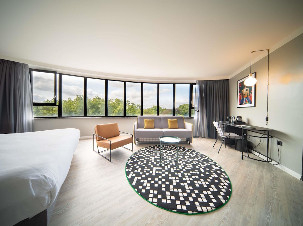Suite Junior con 1 cama King Size y sofá, vistas al parque del hotel Maek Hotel Antwerp Central - Handwritten Collection
