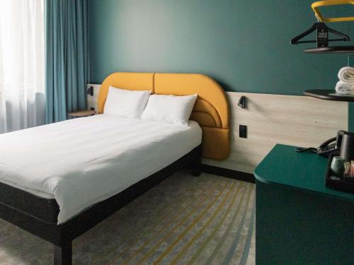 Habitación Doble Deluxe adaptada para personas con discapacidad del hotel ibis Styles Brugge Centrum. Foto 1