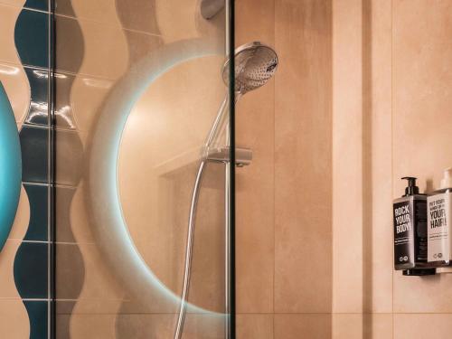 Habitación Doble Estándar - Adaptada para personas con discapacidad del hotel ibis Styles Brugge Centrum. Foto 4