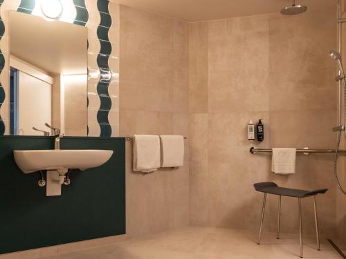 Habitación Doble Estándar - Adaptada para personas con discapacidad del hotel ibis Styles Brugge Centrum. Foto 7