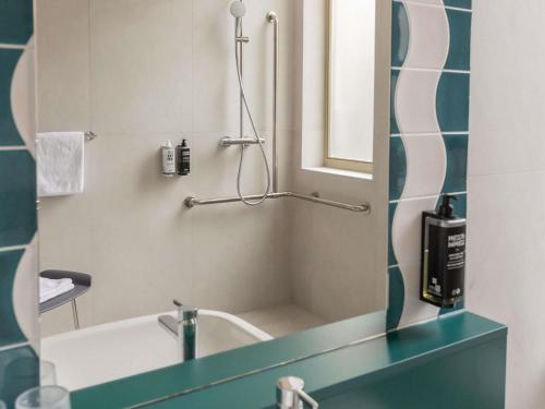 Habitación Doble Deluxe adaptada para personas con discapacidad del hotel ibis Styles Brugge Centrum. Foto 3
