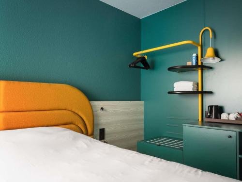 Habitación Doble Estándar del hotel ibis Styles Brugge Centrum. Foto 12