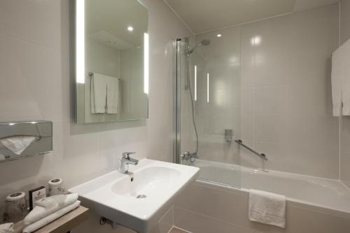 Habitación Doble con bañera del hotel Martin's Brugge. Foto 6