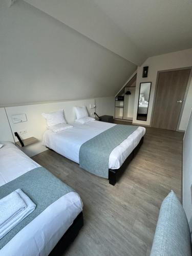 Habitación Triple con baño del hotel Martin's Brugge. Foto 3