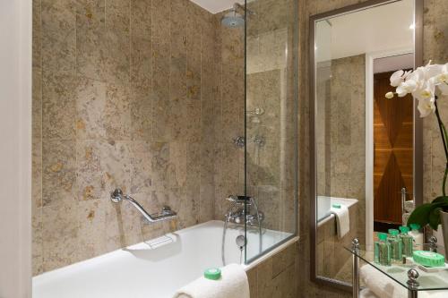Habitación Clásica con cama grande del hotel Warwick Brussels. Foto 2