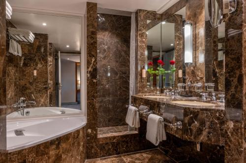 Suite Junior del hotel Warwick Brussels. Foto 6