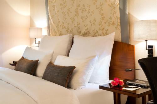 Habitación Premium con cama grande del hotel Warwick Brussels. Foto 2