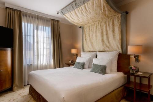 Habitación Premium con cama grande del hotel Warwick Brussels. Foto 6