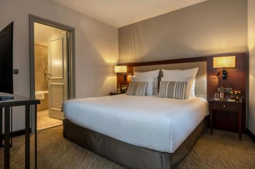Suite con vistas a la ciudad del hotel Warwick Brussels. Foto 1