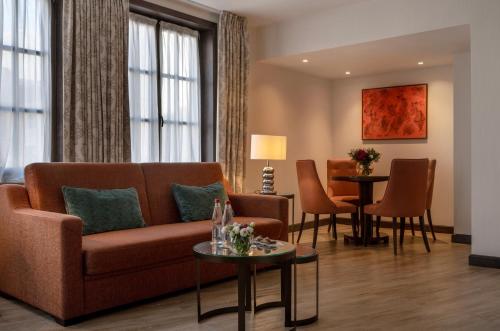 Suite con vistas a la ciudad del hotel Warwick Brussels. Foto 2