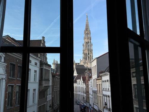 Suite con vistas a la ciudad del hotel Warwick Brussels. Foto 3