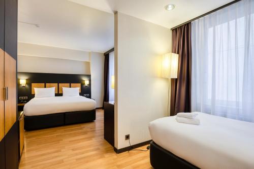 Habitación Triple Estándar del hotel A&O Brussels Centrum. Foto 3