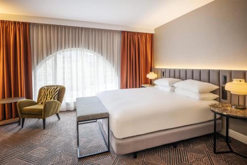 Habitación con cama extragrande del hotel Hilton Brussels Grand Place