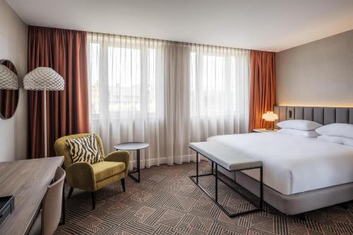 Habitación con cama extragrande del hotel Hilton Brussels Grand Place. Foto 1