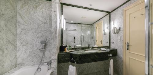 Habitación Executive con acceso al salón y cama extragrande del hotel Hilton Brussels Grand Place