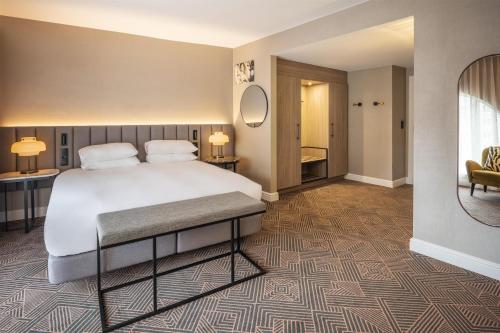 Habitación Executive con acceso al salón y cama extragrande del hotel Hilton Brussels Grand Place. Foto 1