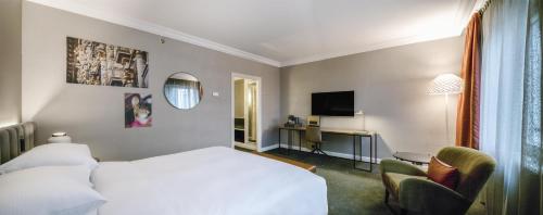 Habitación Executive con acceso al salón y cama extragrande del hotel Hilton Brussels Grand Place. Foto 2