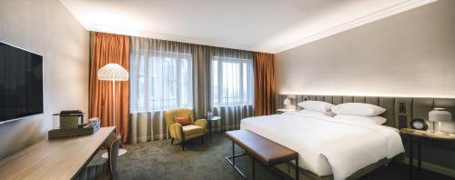Habitación Executive con acceso al salón y cama extragrande del hotel Hilton Brussels Grand Place. Foto 3