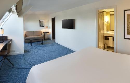 Suite Junior con acceso al salón - 1 cama extragrande del hotel Hilton Brussels Grand Place. Foto 1
