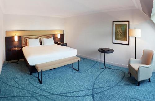 Suite Junior con acceso al salón - 1 cama extragrande del hotel Hilton Brussels Grand Place. Foto 3