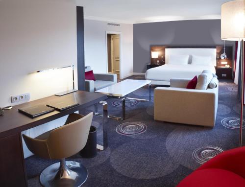 Suite Junior con acceso al salón - 1 cama extragrande del hotel Hilton Brussels Grand Place. Foto 4