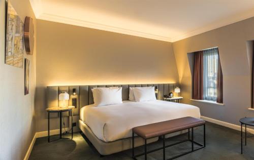 Habitación con cama grande del hotel Hilton Brussels Grand Place. Foto 2