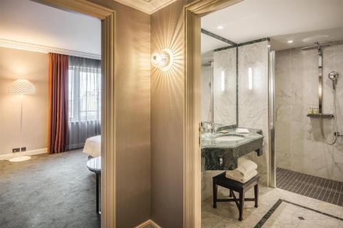 Habitación con cama extragrande - Adaptada para personas de movilidad reducida del hotel Hilton Brussels Grand Place. Foto 1