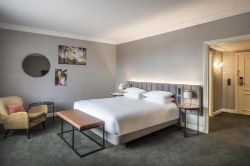 Habitación con cama extragrande - Adaptada para personas de movilidad reducida del hotel Hilton Brussels Grand Place. Foto 2