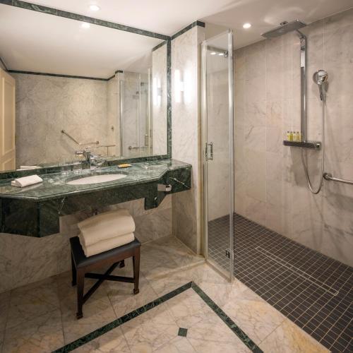 Habitación con cama extragrande - Adaptada para personas de movilidad reducida del hotel Hilton Brussels Grand Place. Foto 3
