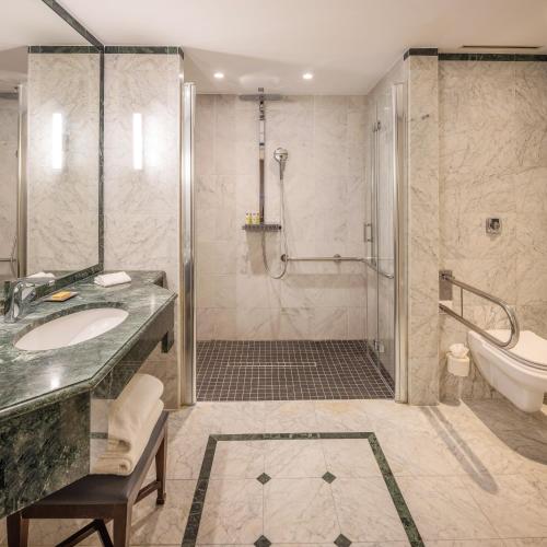 Habitación con cama extragrande - Adaptada para personas de movilidad reducida del hotel Hilton Brussels Grand Place. Foto 4
