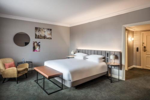 Habitación con cama extragrande - Adaptada para personas de movilidad reducida del hotel Hilton Brussels Grand Place. Foto 5