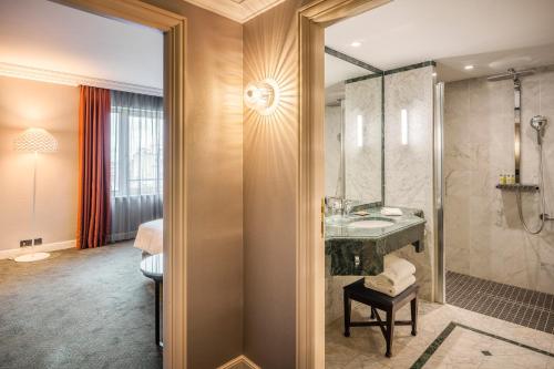 Habitación con cama extragrande - Adaptada para personas de movilidad reducida del hotel Hilton Brussels Grand Place. Foto 6