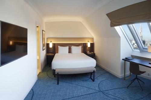Suite Junior Doble con acceso al salón - 2 camas del hotel Hilton Brussels Grand Place. Foto 1