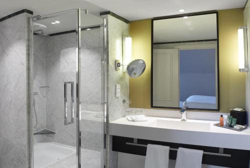 Suite Junior Doble con acceso al salón - 2 camas del hotel Hilton Brussels Grand Place. Foto 3