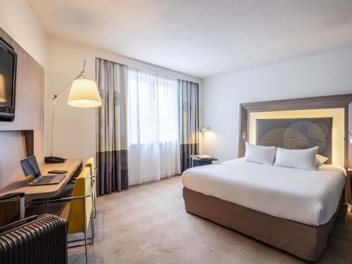 Habitación Doble Superior con sofás cama del hotel Novotel Brussels City Centre. Foto 5