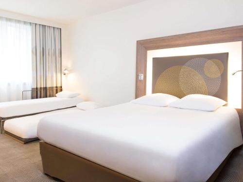 Habitación Estándar con 1 cama doble y 2 camas individuales del hotel Novotel Brussels City Centre