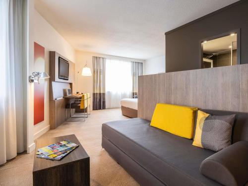 Habitación Doble Superior con sofás cama del hotel Novotel Brussels City Centre. Foto 1