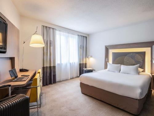 Habitación Doble Superior con sofás cama del hotel Novotel Brussels City Centre. Foto 2