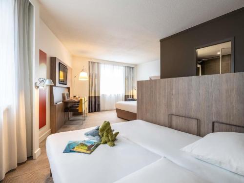 Habitación Doble Superior con sofás cama del hotel Novotel Brussels City Centre. Foto 3