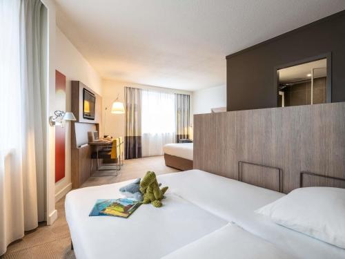 Habitación Doble Superior con sofás cama del hotel Novotel Brussels City Centre