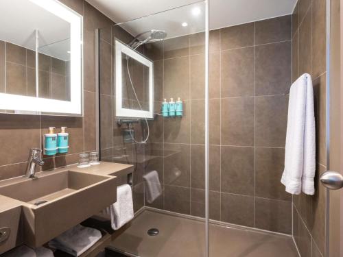 Habitación Doble Superior con sofás cama del hotel Novotel Brussels City Centre. Foto 1