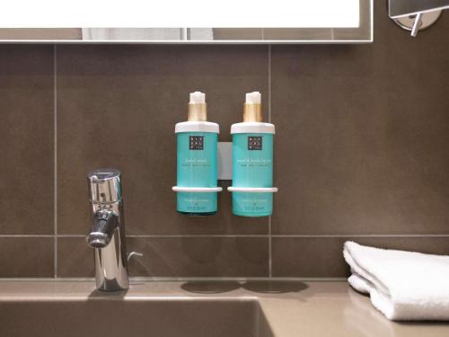 Habitación Doble Superior con sofás cama del hotel Novotel Brussels City Centre. Foto 2