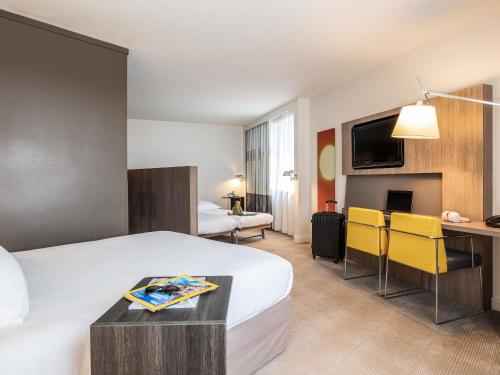 Habitación Doble Superior con sofás cama del hotel Novotel Brussels City Centre. Foto 3